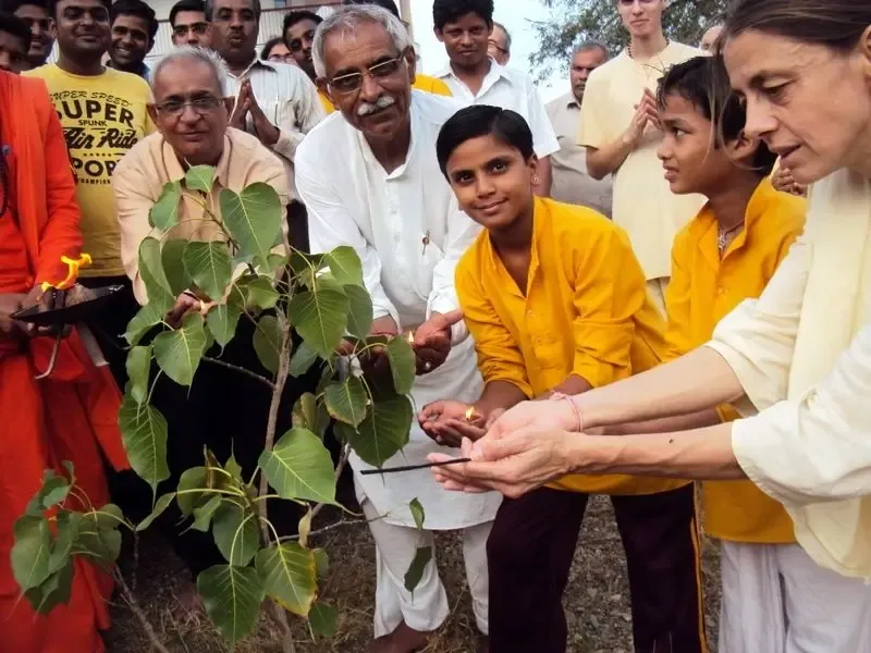 peace-prayer-in-jadan-ashram bodyImage
